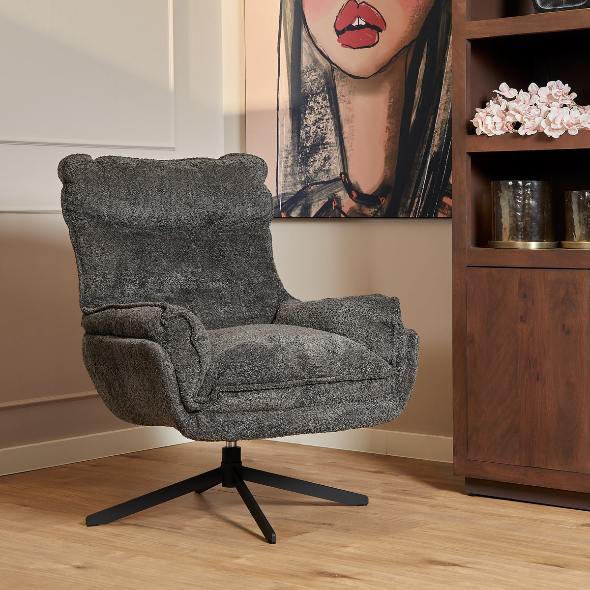 Donkergrijze fauteuil met opgestikte armleuningen en draaibare vijfpoot