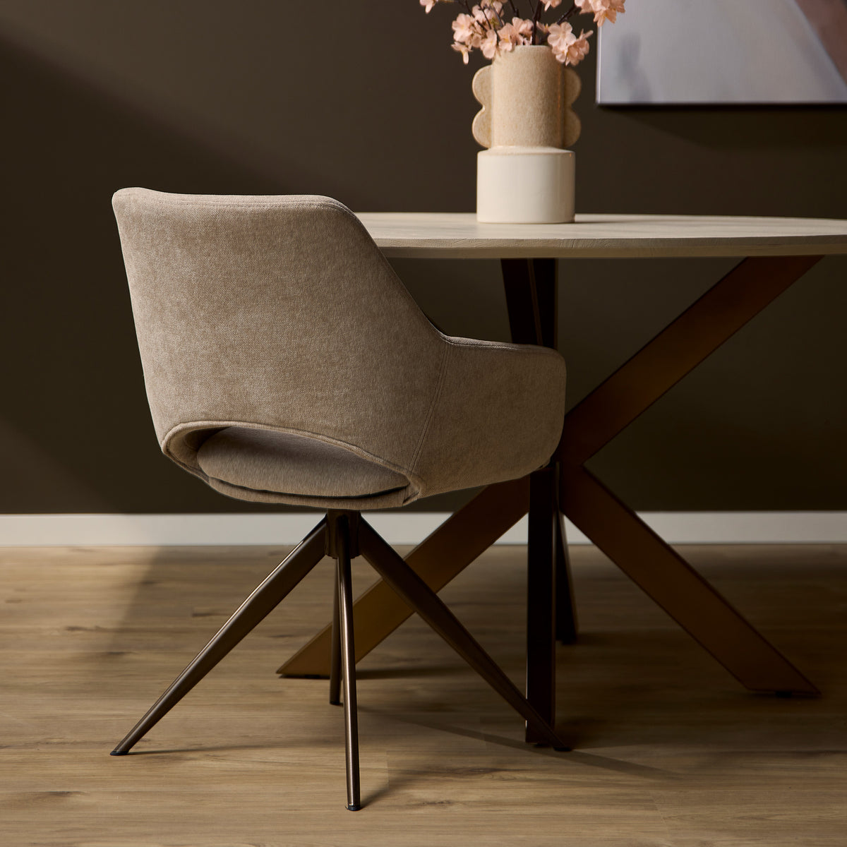 Beige eetkamerstoel met afgeronde rug en zitting, platte armloze kuip en vier schuine poten