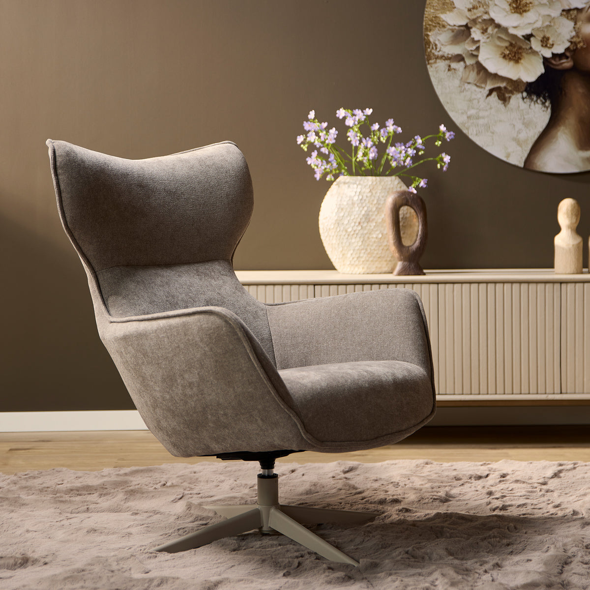 Leunstoel taupe met hoge rug en ronde kuip, draaivoet met metalen sterframe