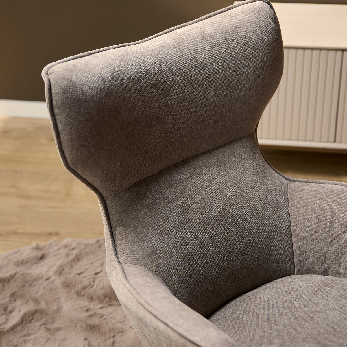 Leunstoel taupe, hoge rugleuning en beklede zitting, ronde randen en armleuningen