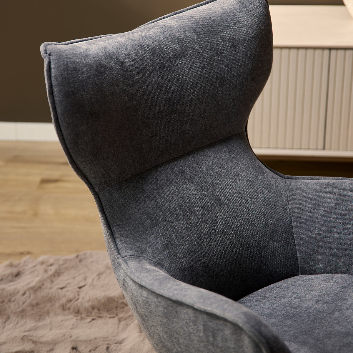 Antraciet fauteuil met hoge rug en gestoffeerde kuip, draaivoet
