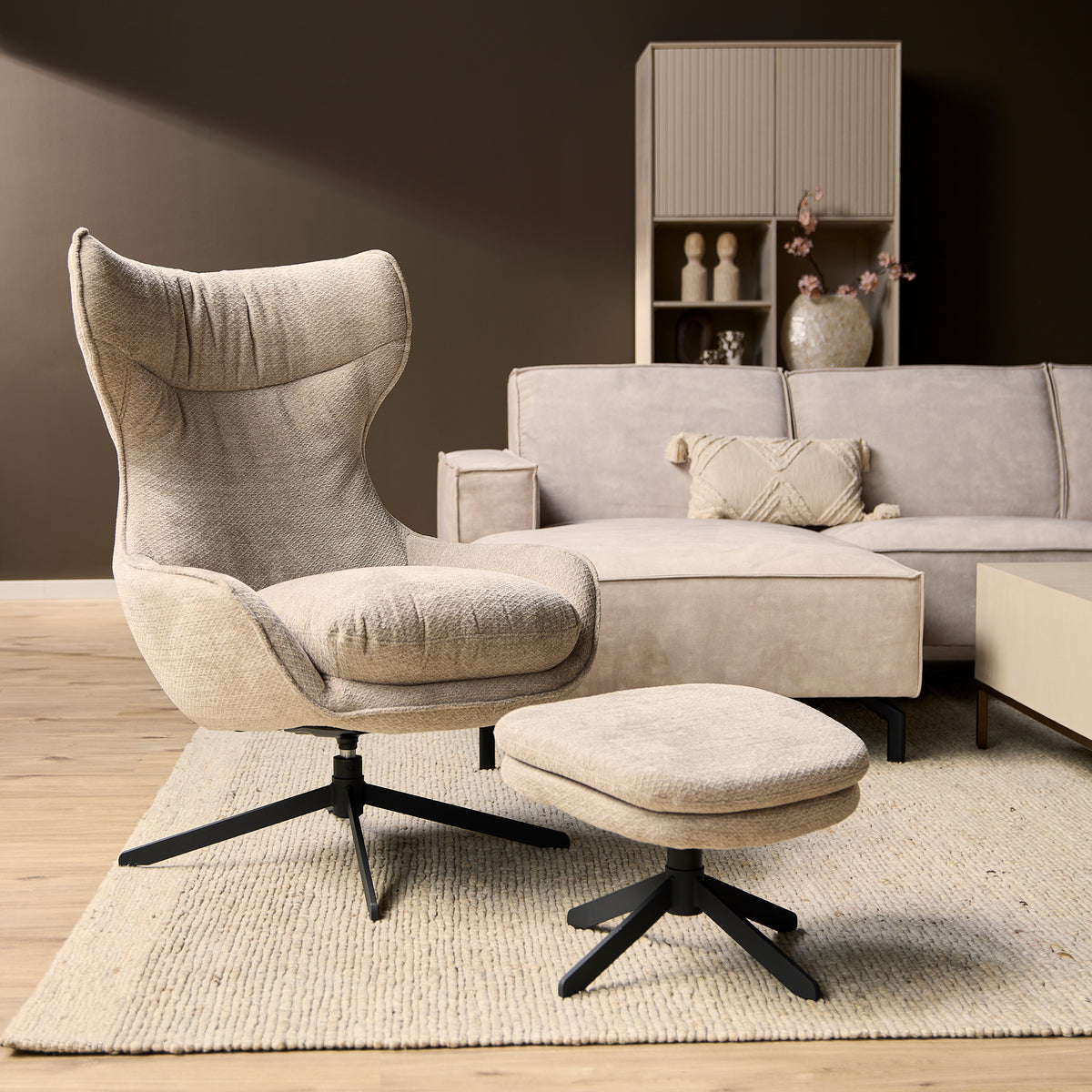 Olivia-fauteuil met stoffen zitting en poef op draaivoet