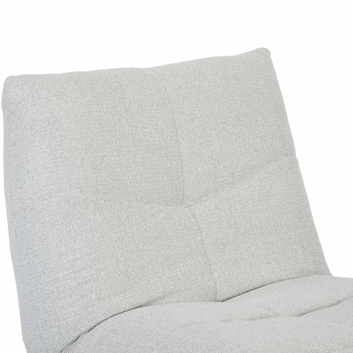 Lichtgrijze relaxfauteuil rugleuning en bovenkussen met zichtbare stiksels