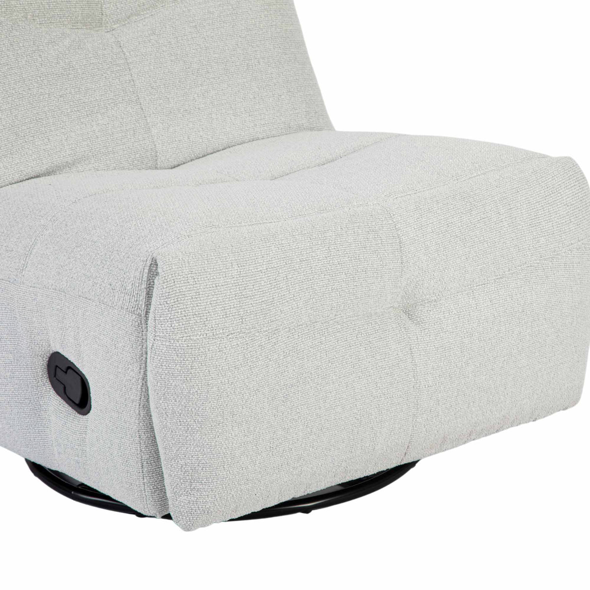 Lichtgrijze relaxfauteuil met verstelbare voetsteun en bedieningspaneel aan de zijkant.