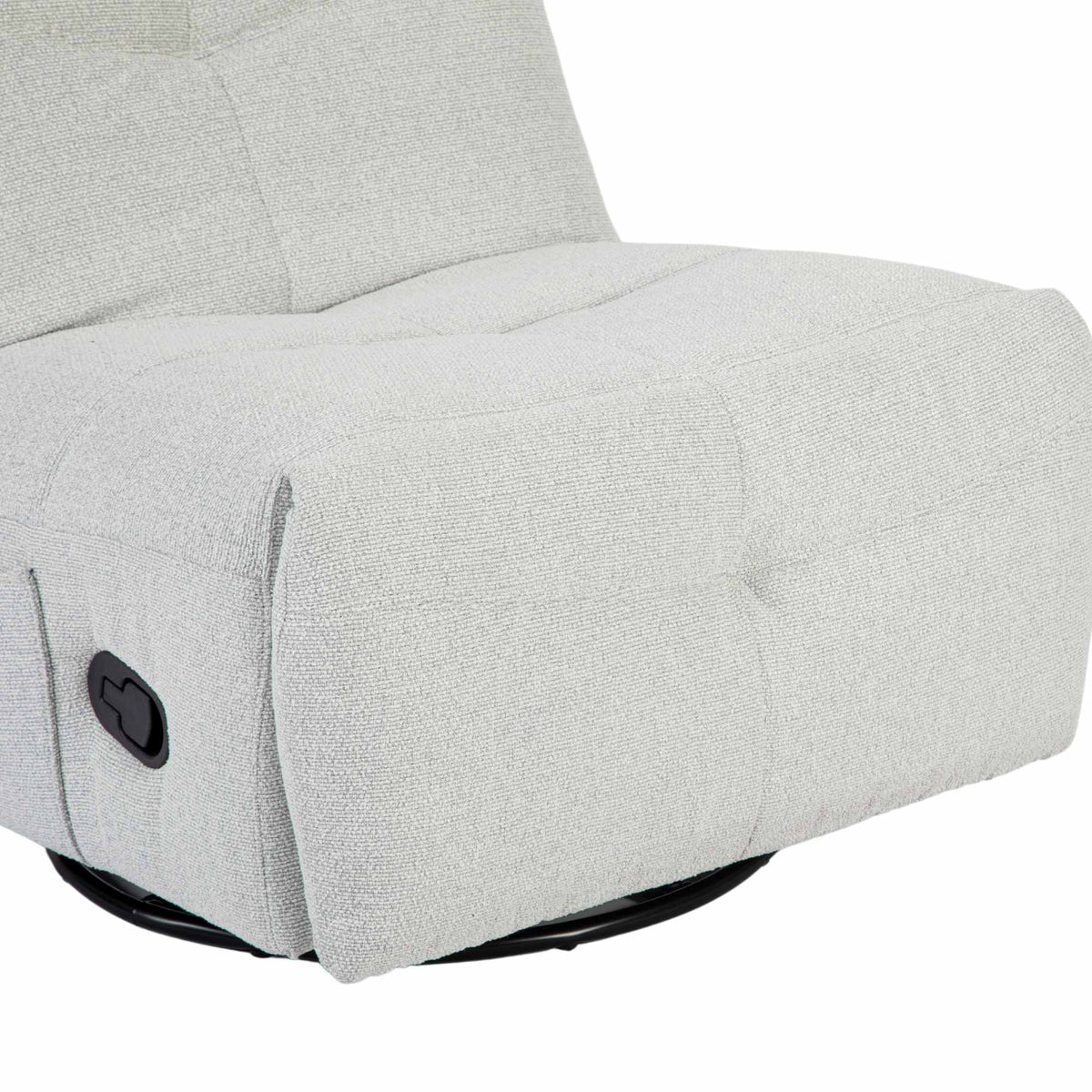 Lichtgrijze relaxfauteuil met brede armleuning en rond zwenkvoetgedeelte.