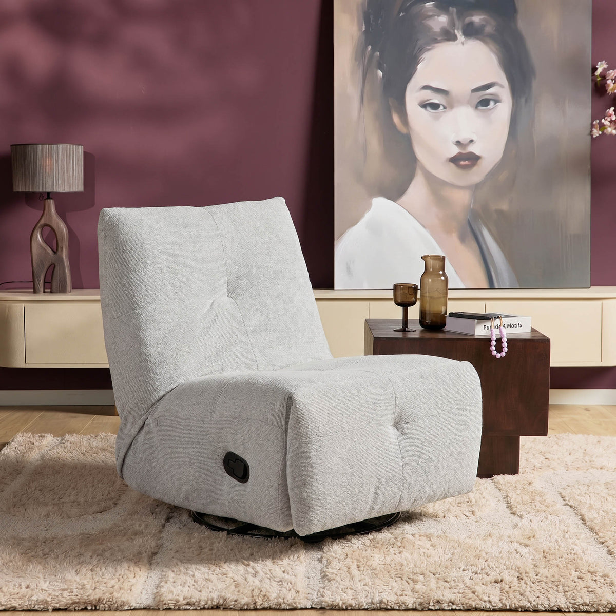 Lichtgrijze relaxfauteuil Lazy met lage rug en ingeschoven voetensteun
