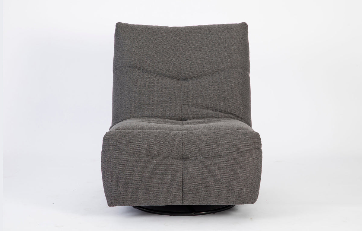 Donkergrijze relaxfauteuil, hoge rug en brede zitting met gevoerde armleuningen.