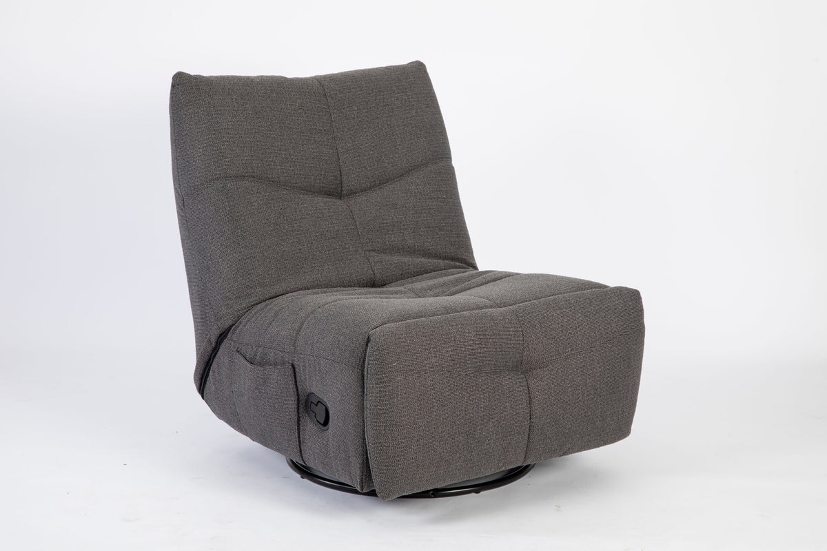 Donkergrijze relaxfauteuil in ligstand, gevoerde armleuningen en verstelknop zichtbaar.