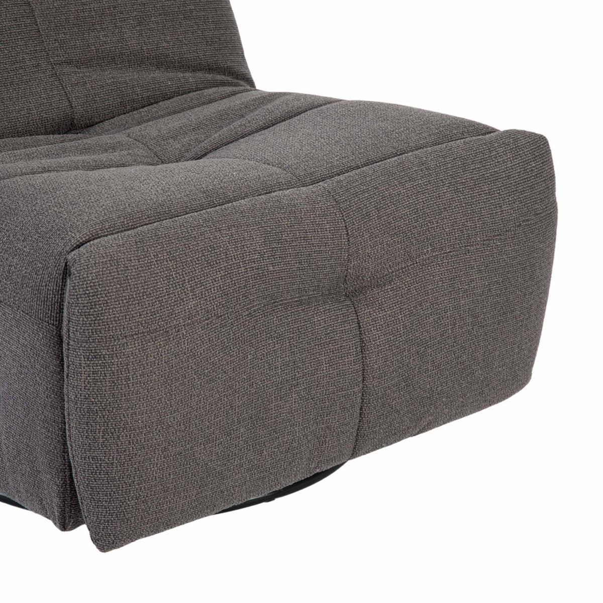 Donkergrijze relaxfauteuil met stoffen bekleding, afgeronde armleuningen en rugkussens