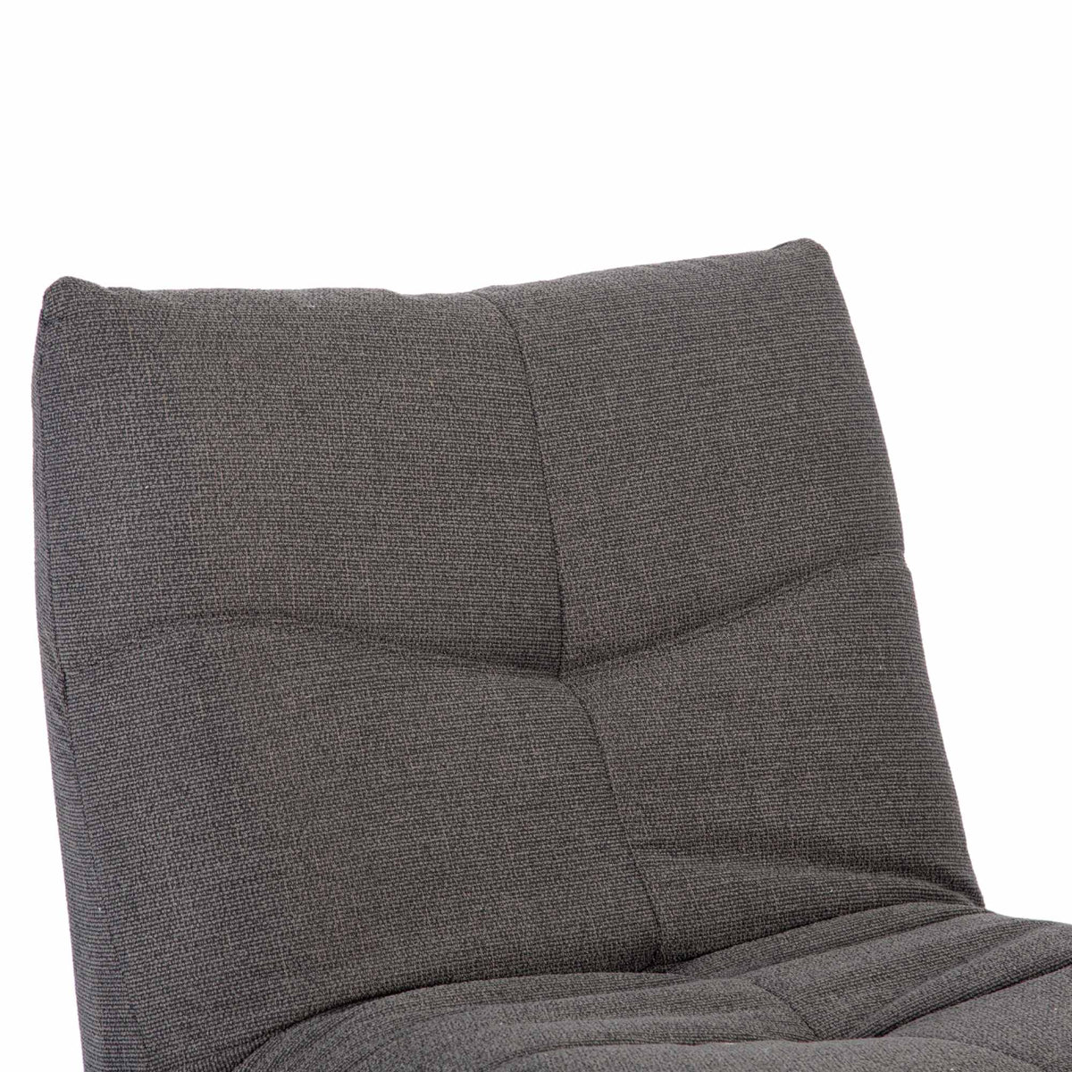 Donkergrijze relaxfauteuil rugleuning en zitting met gestikte panelen en doorlopende lijnen