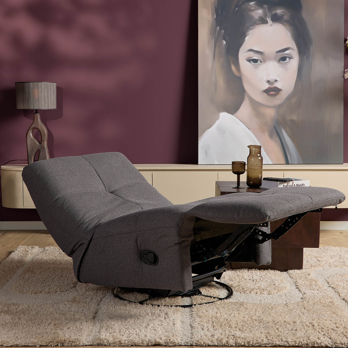 Donkergrijze relaxfauteuil met open voetensteun en zijknop voor verstelling