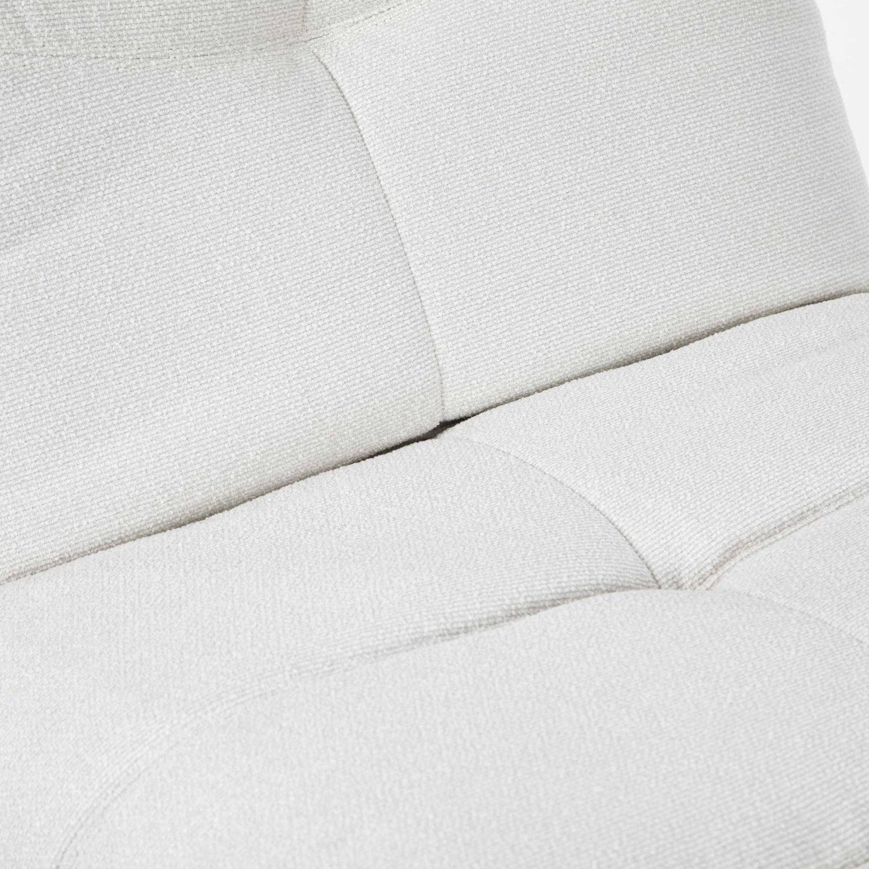 Relaxfauteuil Lazy lichtbeige zitkussen met naden en ingenaaide panelen.
