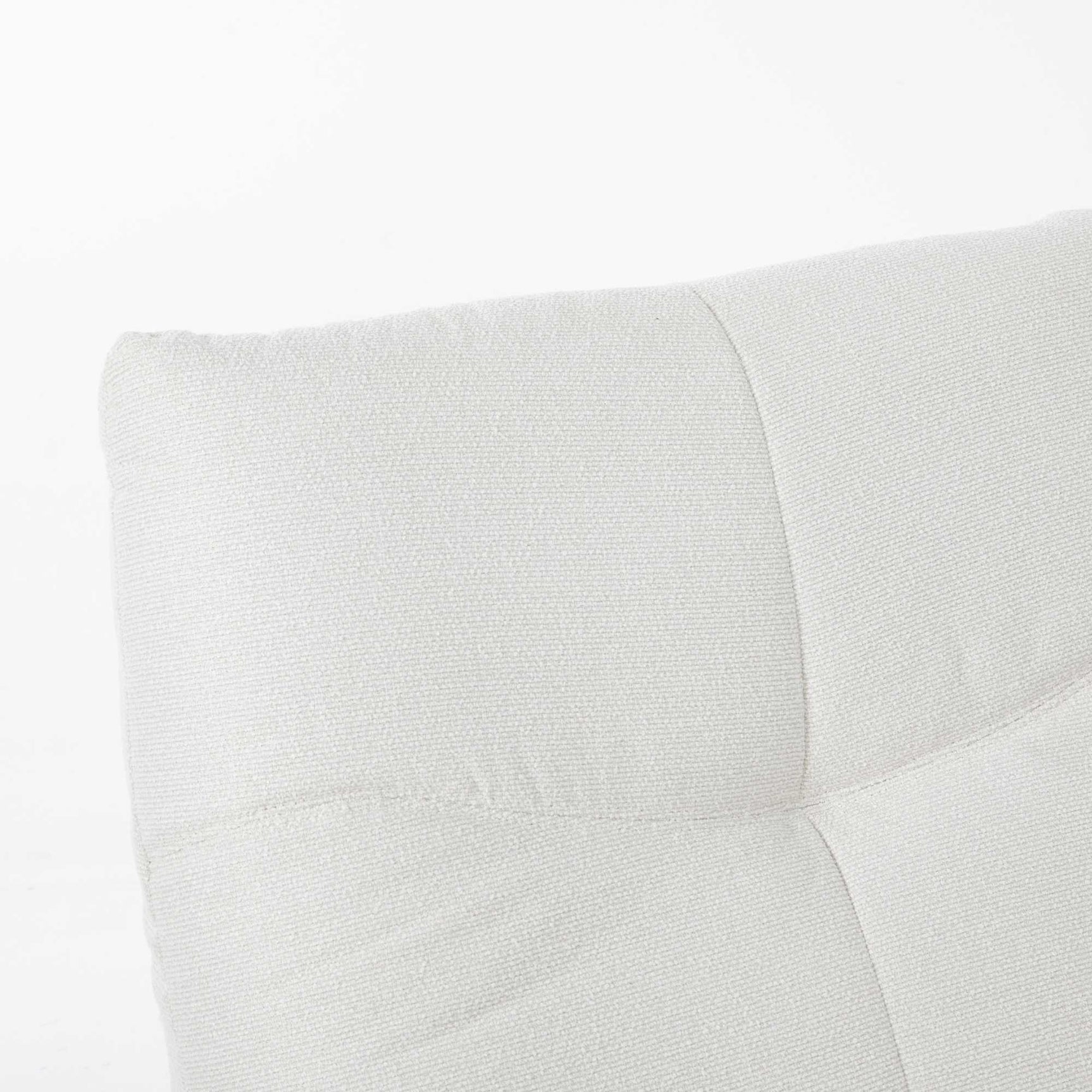 Relaxfauteuil Lazy lichtbeige armleuning met ronde overgang naar rug en zit.