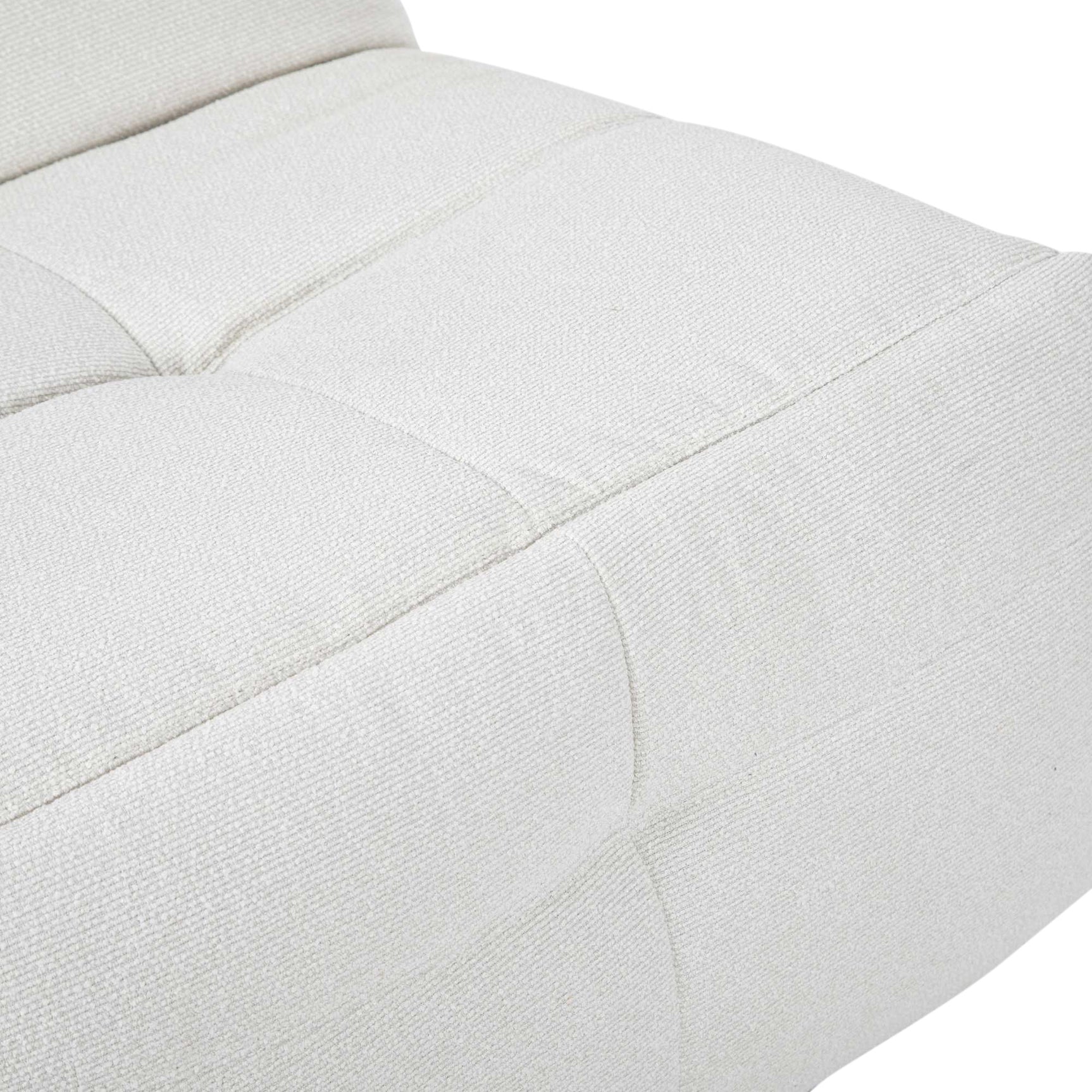 Relaxfauteuil Lazy lichtbeige zit met gewatteerde vakken en ronde stiksels.