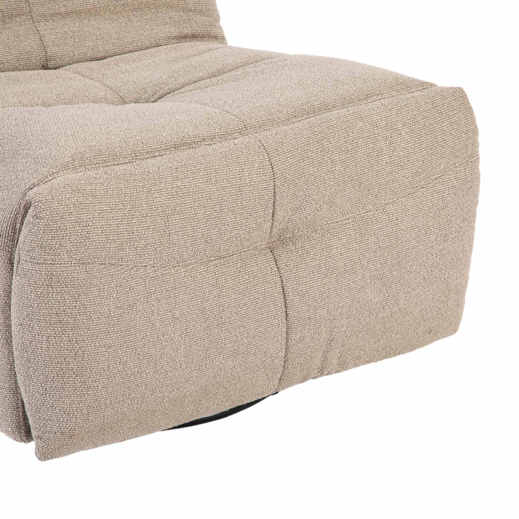 Relaxfauteuil met lichtbeige stof, lage voorkant van de zitting en ronde armzijde
