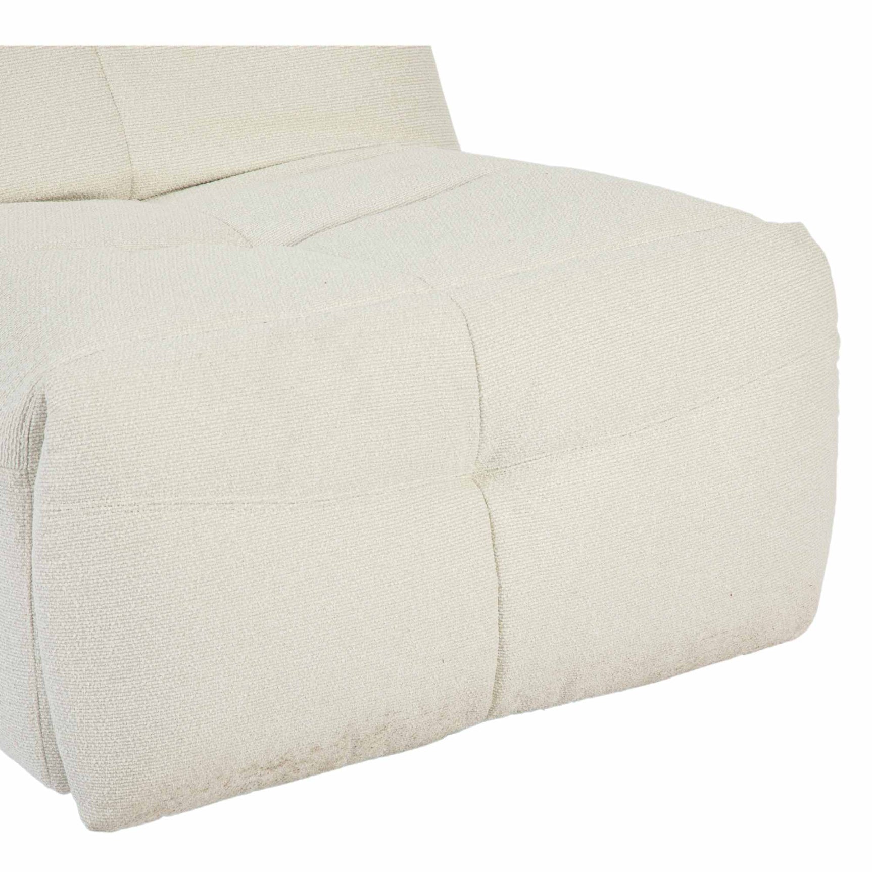 Relaxfauteuil met zachte arm- en rugkussens, lichte stof met doorgestikte naden.