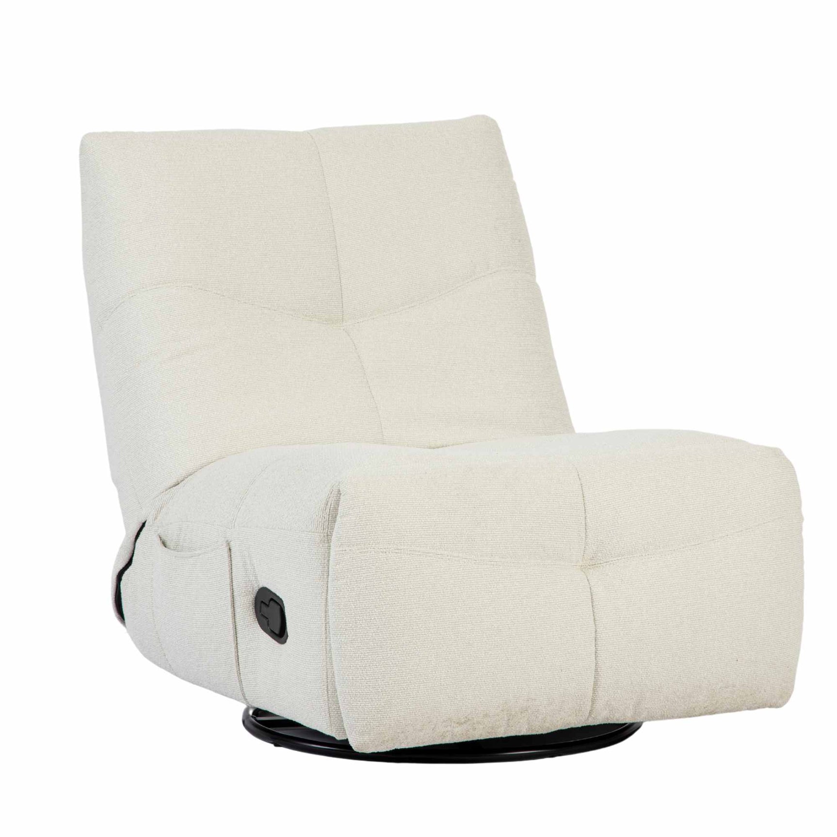 Relaxfauteuil in zittende stand, lichte stof en zwarte bedieningsknop op de armleuning.