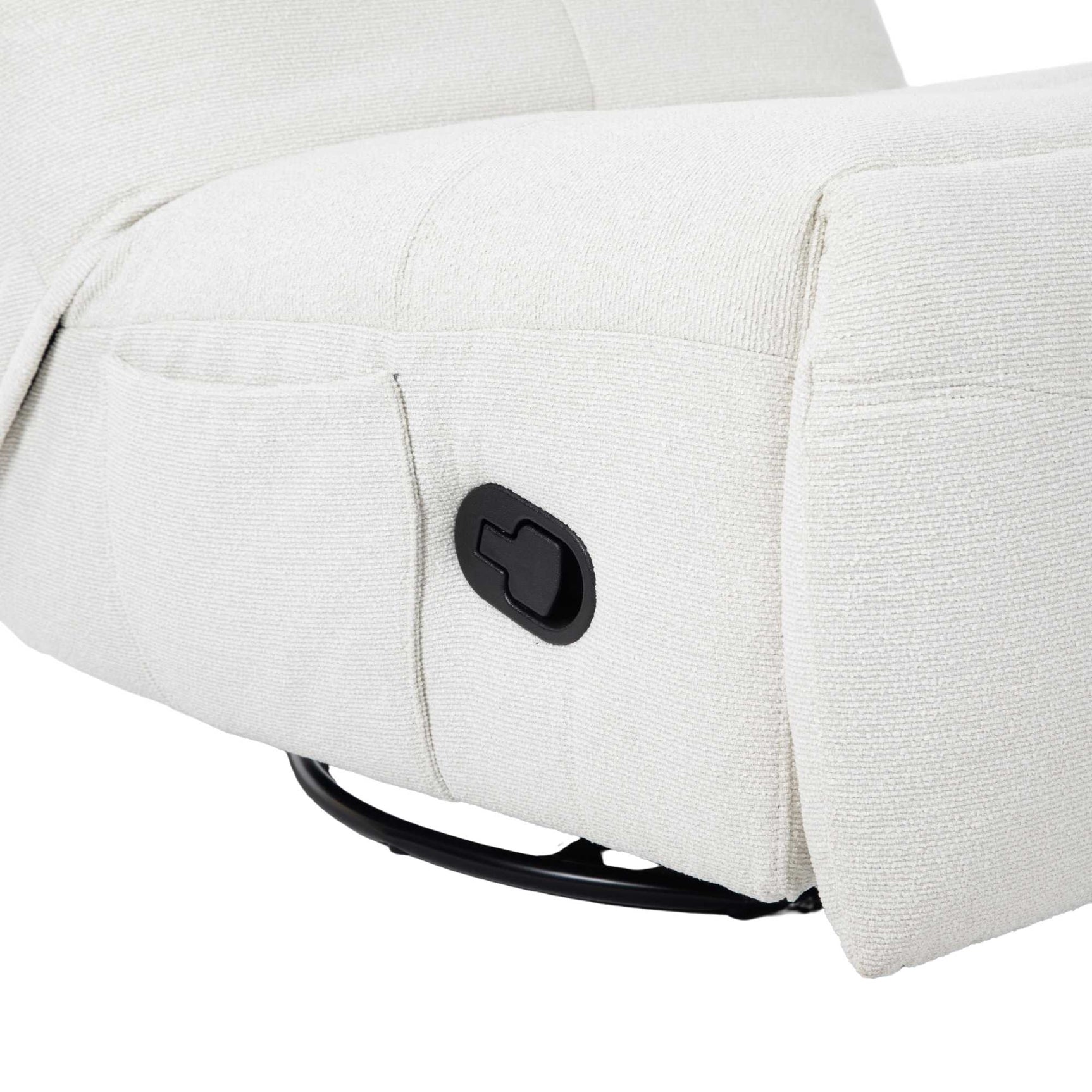 Relaxfauteuil in wit, detail van zwart bedieningspaneel op de armleuning