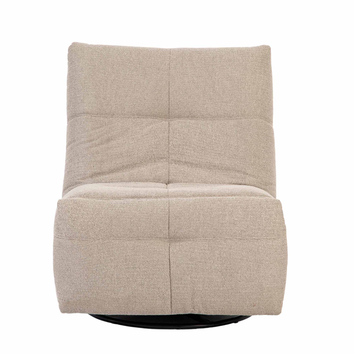 Taupe relaxfauteuil aanzicht van voren, gestoffeerde rugkussens en zwarte onderstelrand