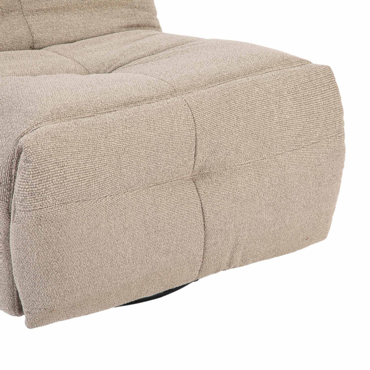 Taupe relaxfauteuil detail van arm en zitting, zichtbare naden en zwarte onderrand
