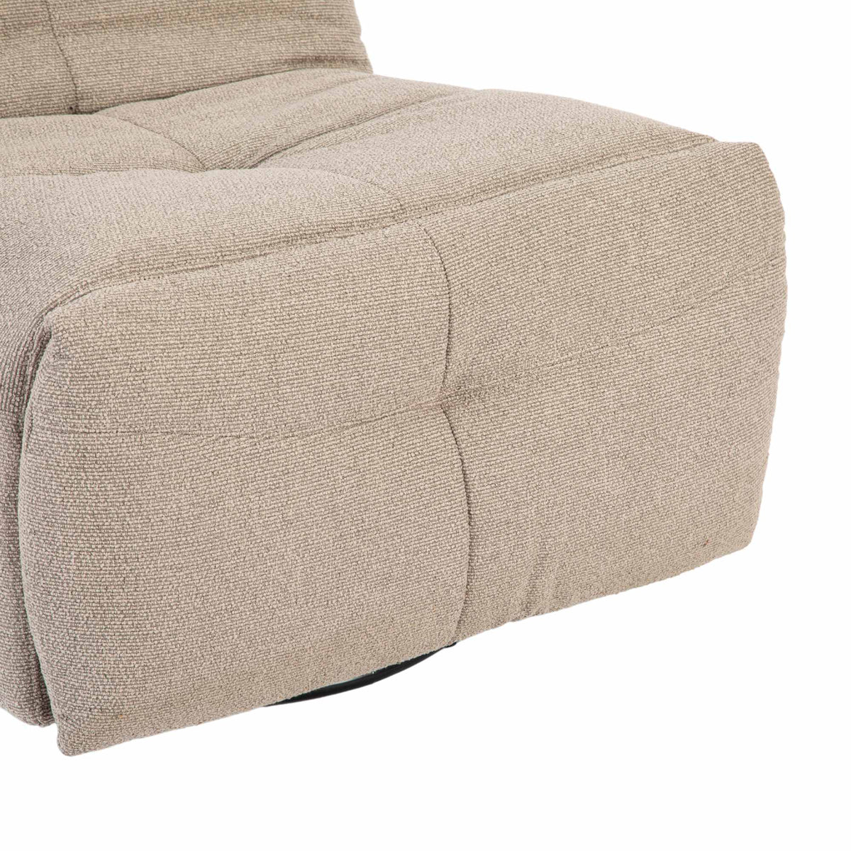 Taupe relaxfauteuil met stoffen bekleding, afgeronde armleuningen en gestikte naden