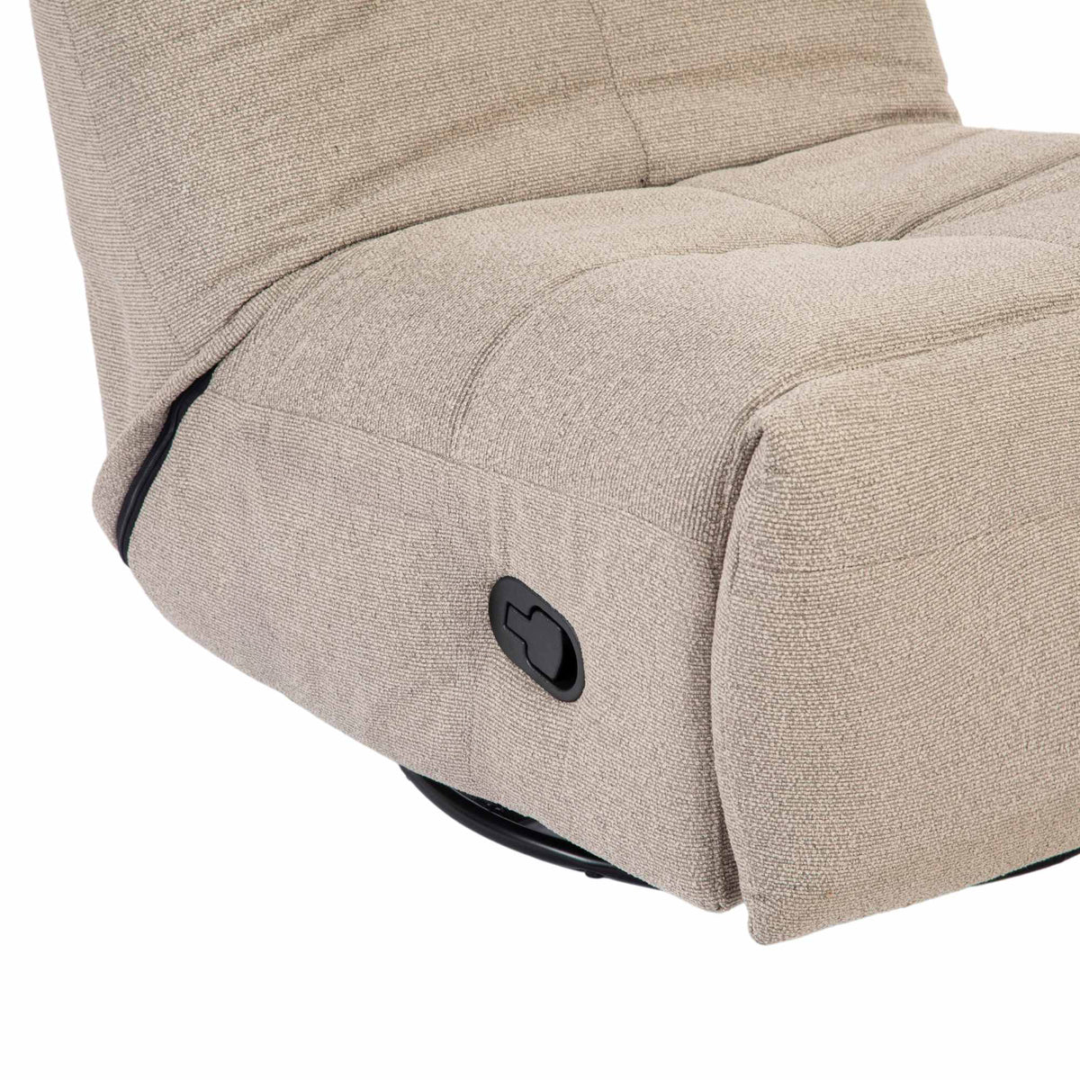 Taupe relaxfauteuil met zwarte bedieningsknop op het zijpaneel en verstelbare zitting