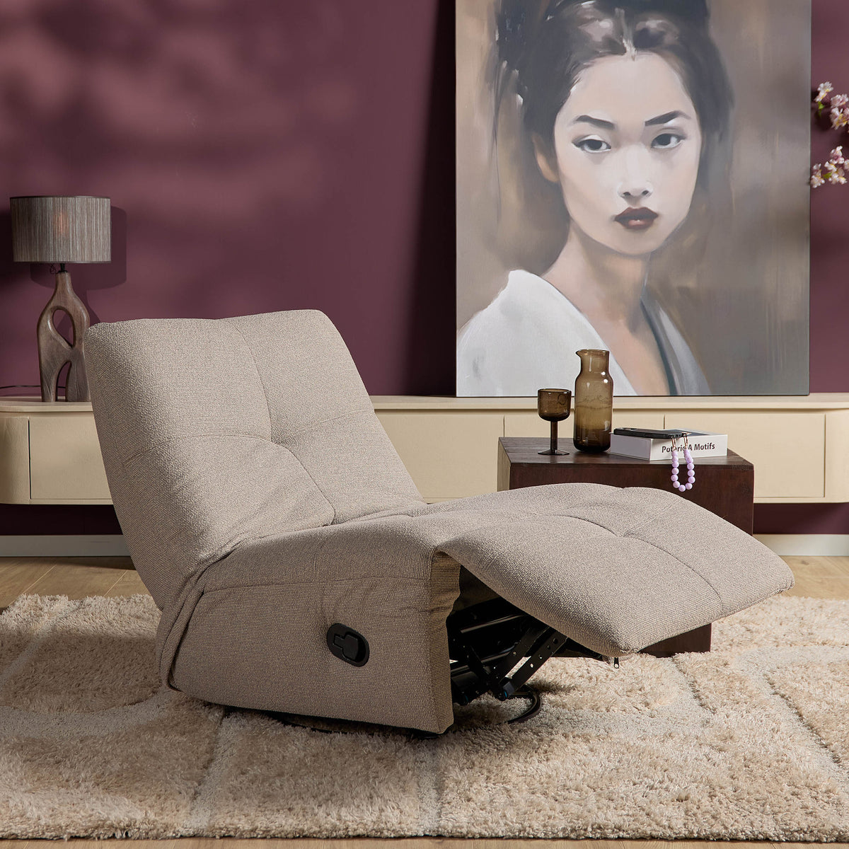 Taupe relaxfauteuil in ligstand met opklapbare voetsteun en stoffen rugkussen