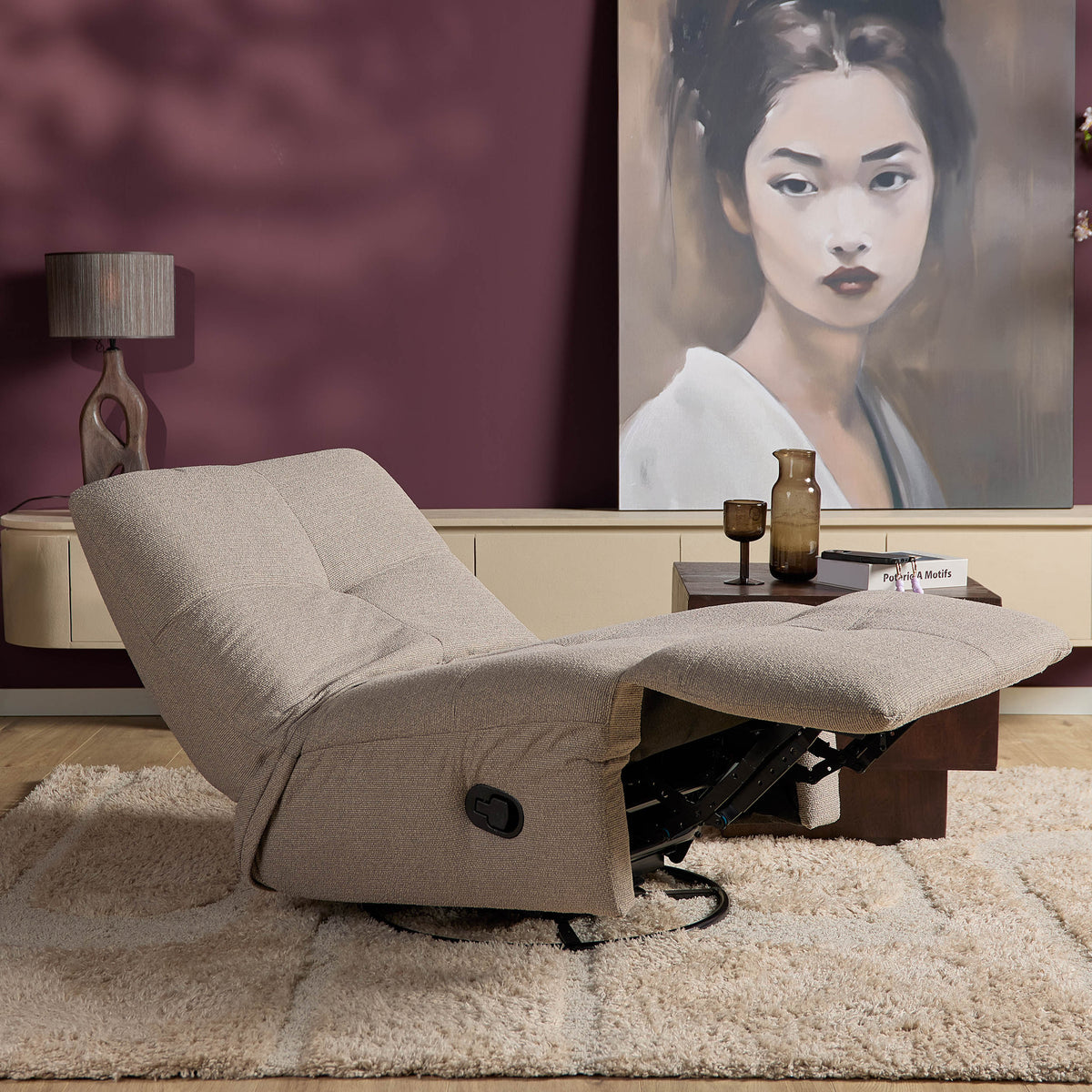 Taupe relaxfauteuil in ligstand met uitgeschoven voetsteun en ronde bedieningsknop