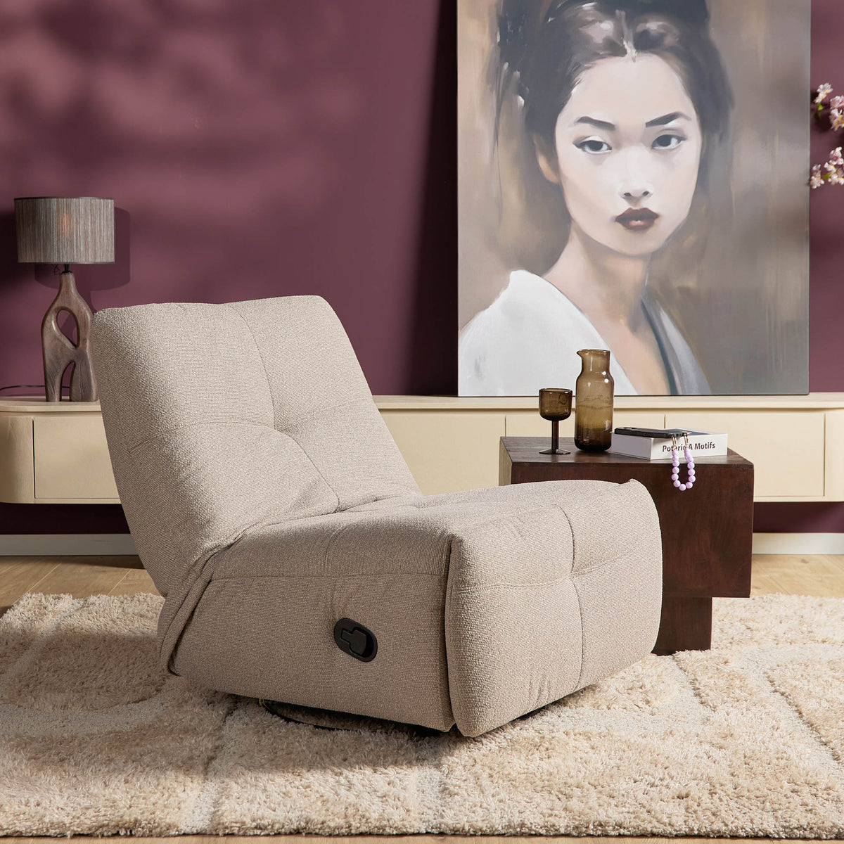 Taupe relaxfauteuil met opstaande voetsteun, stoffen rug en brede zitting