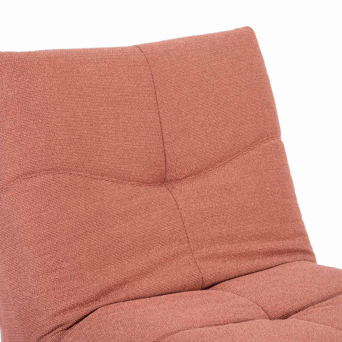 Roze relaxfauteuil: close-up van rugkussen met stiksels en zijkant.