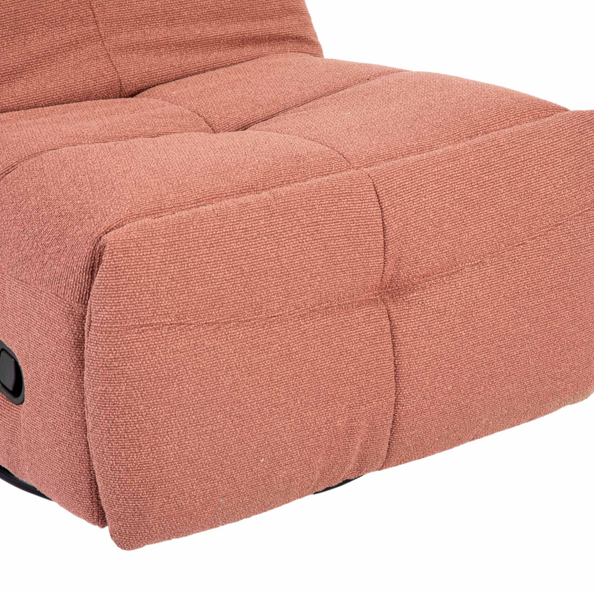 Roze relaxfauteuil: close-up van zijkant met gewatteerde arm en rugnaden.