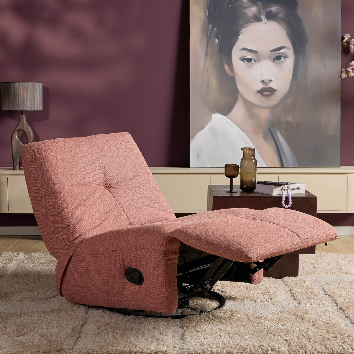 Roze relaxfauteuil met uitgeschoven voetensteun en kantelrug