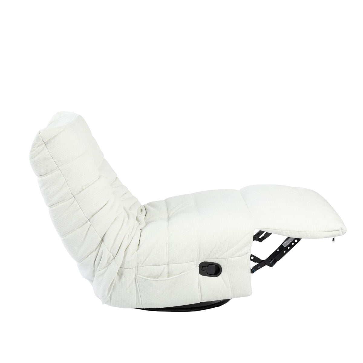Relaxfauteuil in halfopen stand met lichtgekleurde bekleding en zwarte bedieningsknop