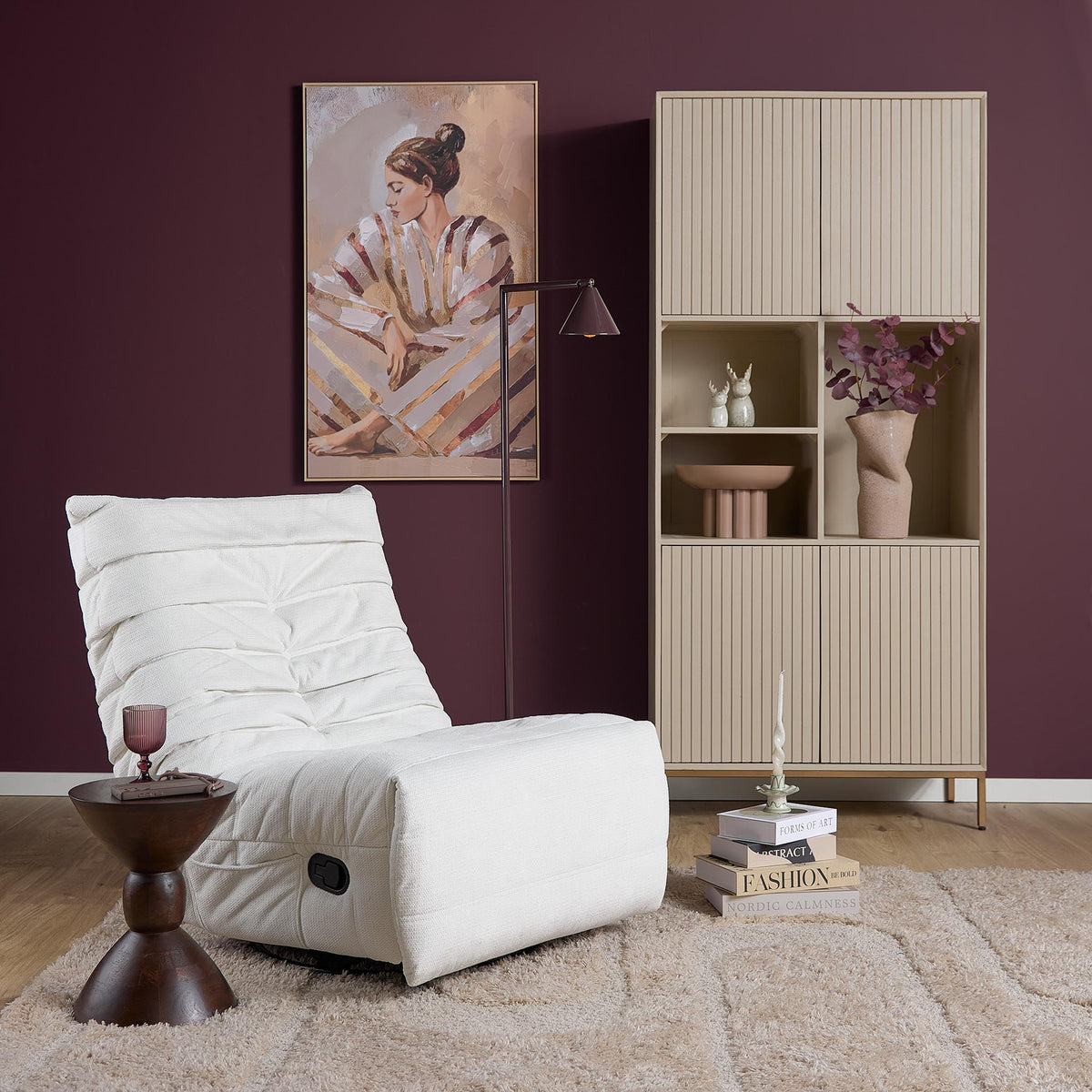 Relaxfauteuil met hoge rug, lichtgekleurde stoffering en zwarte bediening, inclusief voetensteun