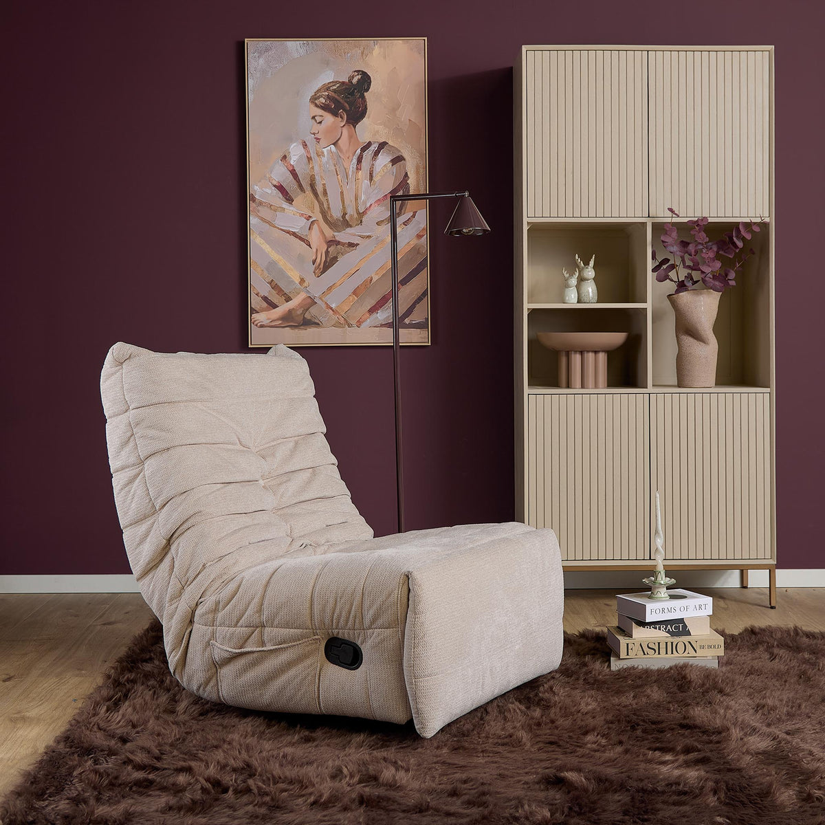 Beige relaxfauteuil met opklapbare voetensteun, stoffering met afgeronde armleuningen
