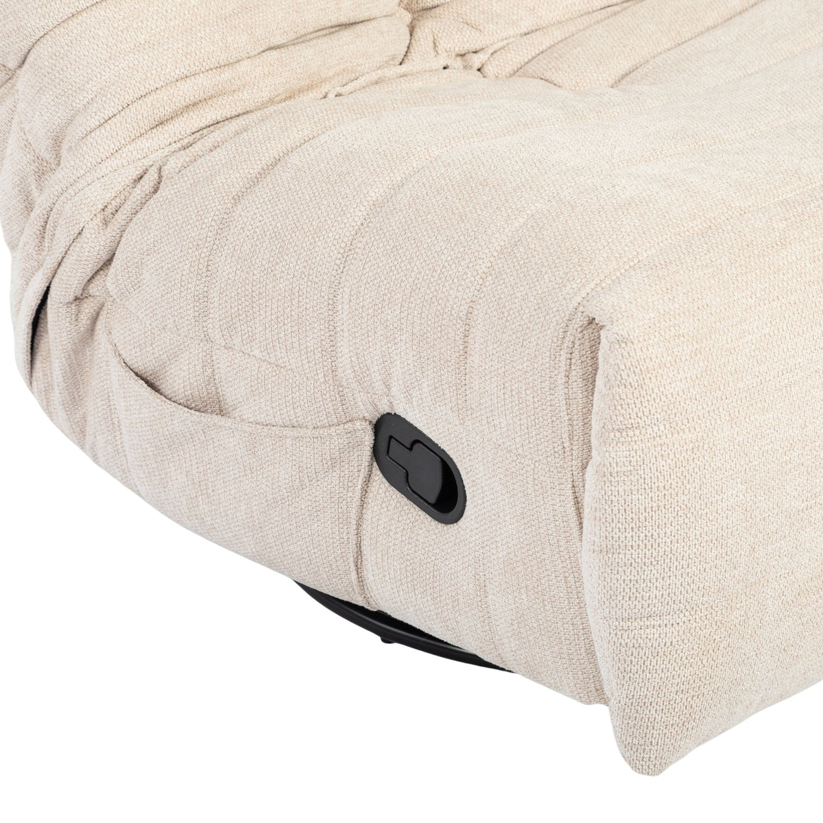 Beige relaxfauteuil met zwarte bedieningsknop op armleuning