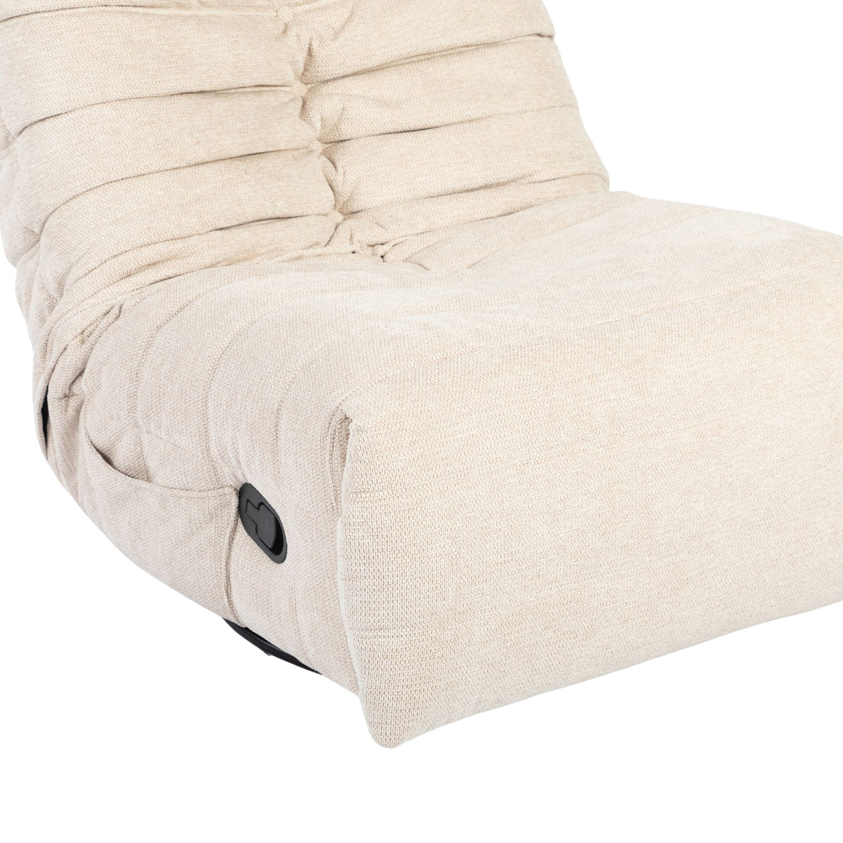 Beige relaxfauteuil met zwarte bedieningsknop aan zijkant