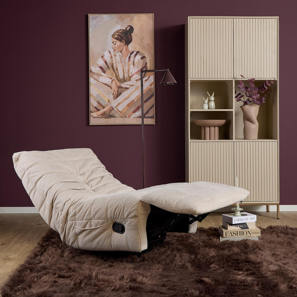 Beige relaxfauteuil in ligstand met voetensteun en zwarte bedieningsknop op de zijkant