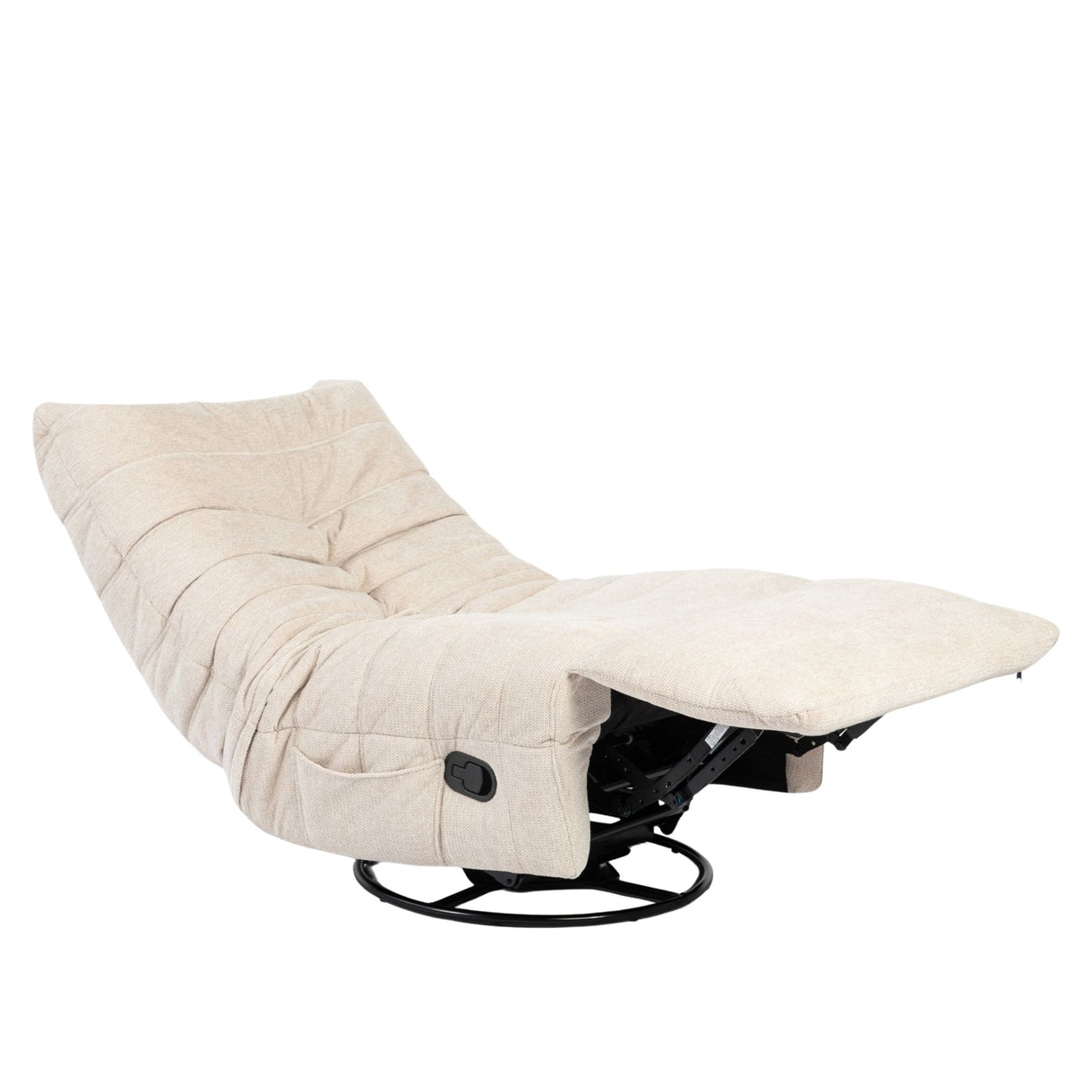 Beige relaxfauteuil met voetensteun open, zichtbare zwarte onderconstructie