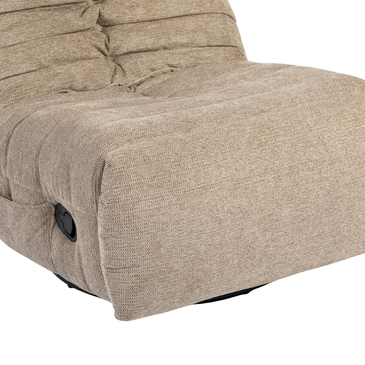 Taupekleurige relaxfauteuil met gestoffeerde armleuning en zwarte bedieningsknop