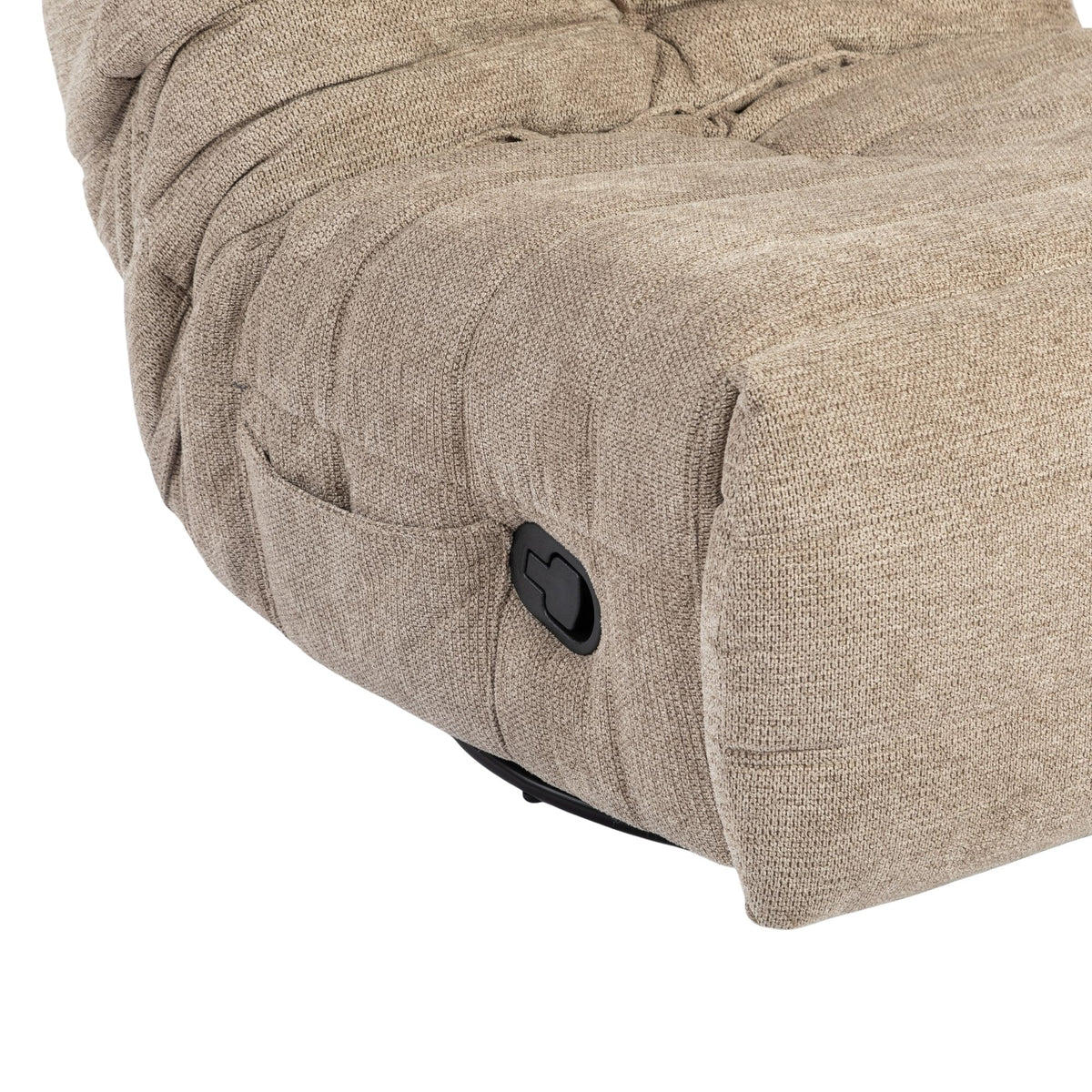 Taupekleurige relaxfauteuil met zijpaneel en zwarte bedieningsknop op armleuning