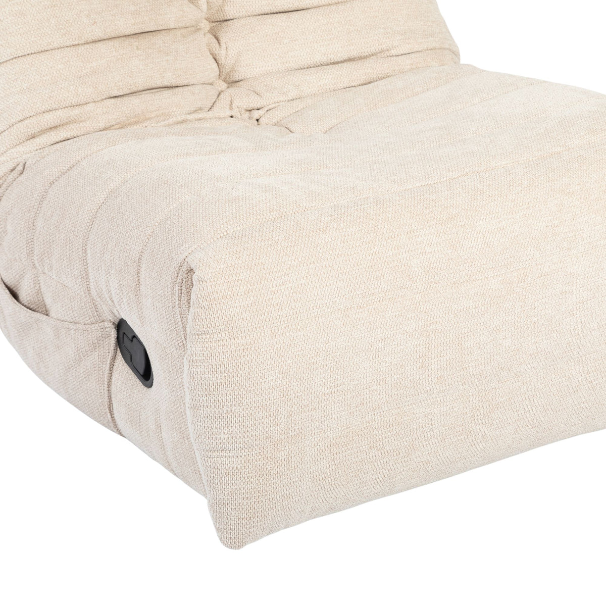 Taupekleurige relaxfauteuil met afgeronde rug en zwarte bedieningsknop op zijpaneel