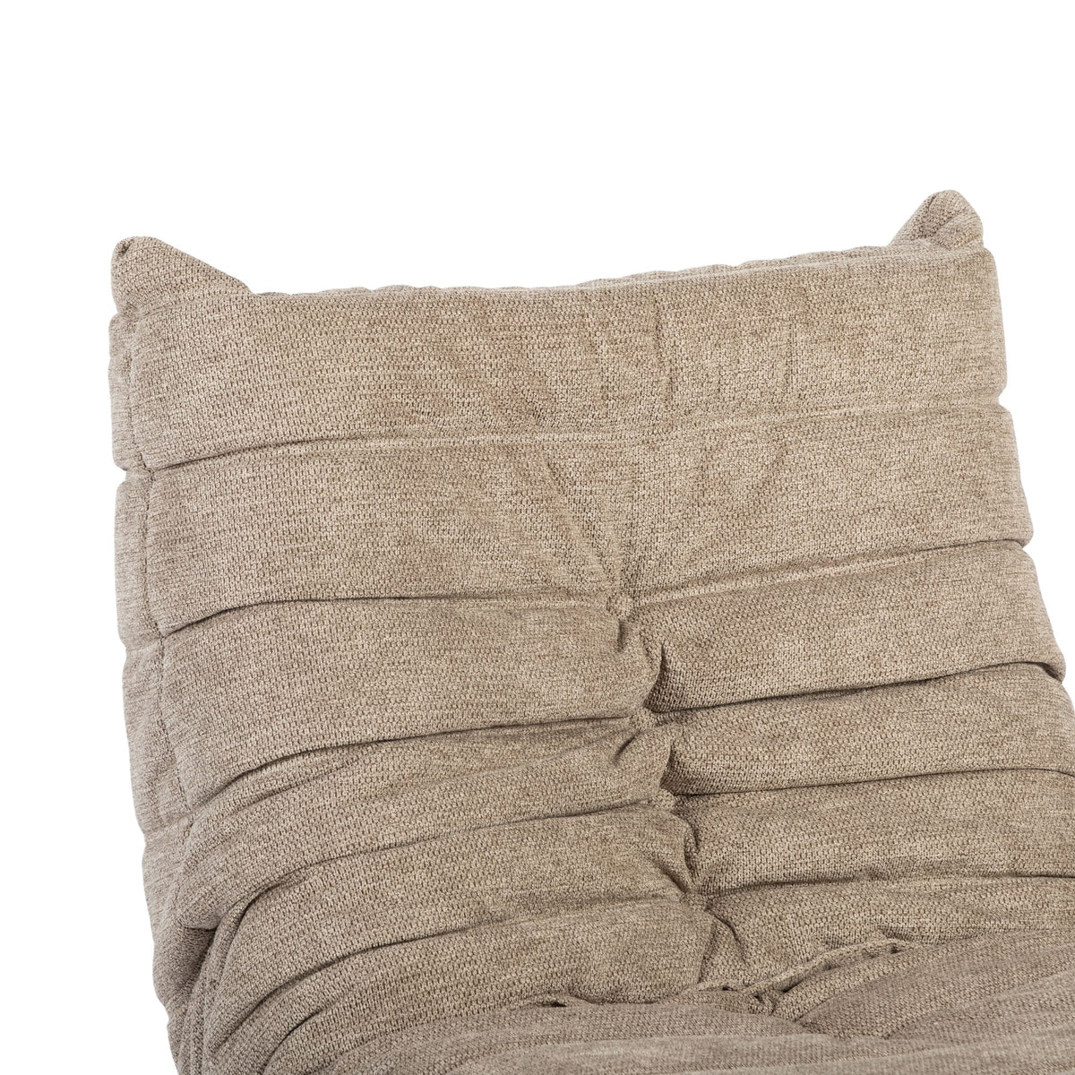 Relaxfauteuil Zen taupe: detail rugkussens met horizontale naden en knoopaccenten
