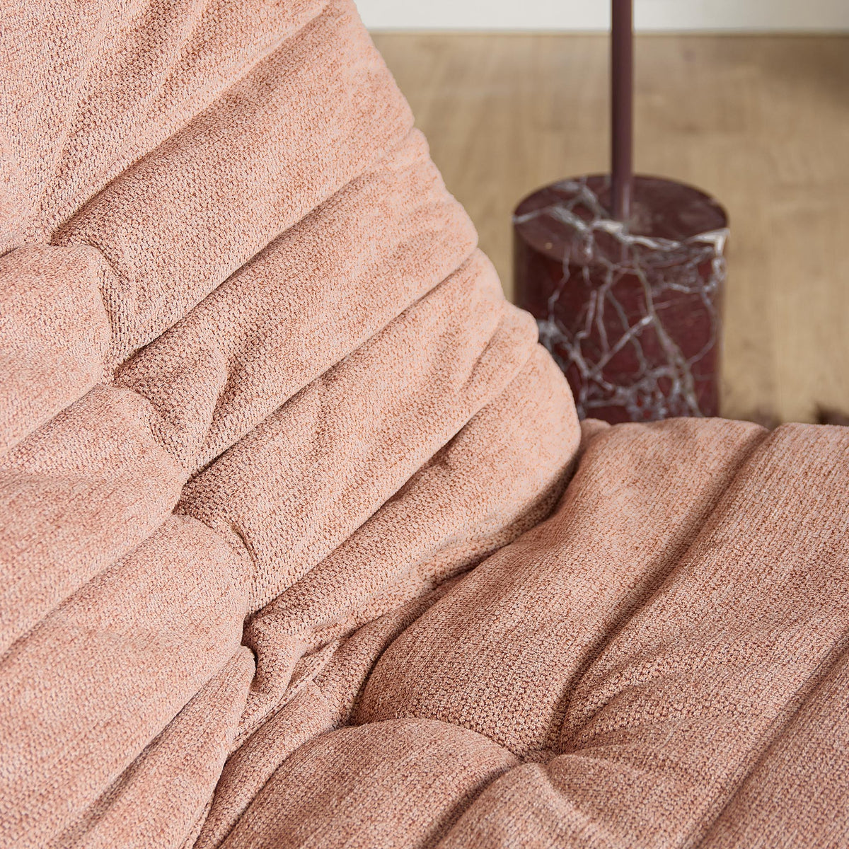 Roze relaxfauteuil Zen met ronde armleuning en capitons in de bekleding