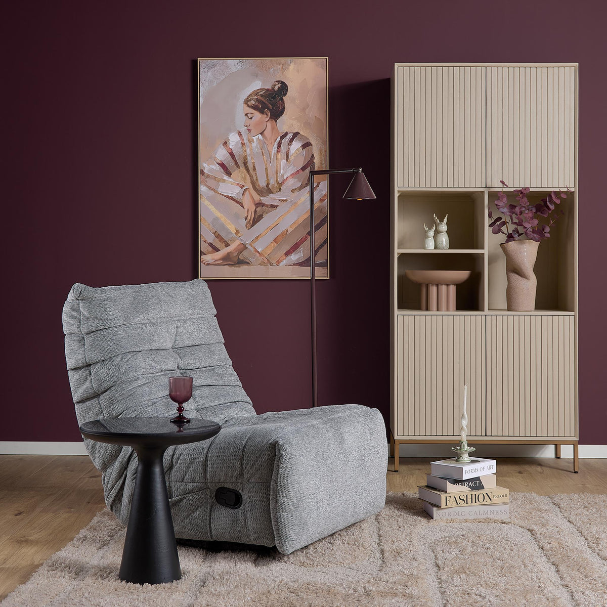 Grijze relaxfauteuil met opklapbare voetensteun en ronde zwarte bedieningsknop.