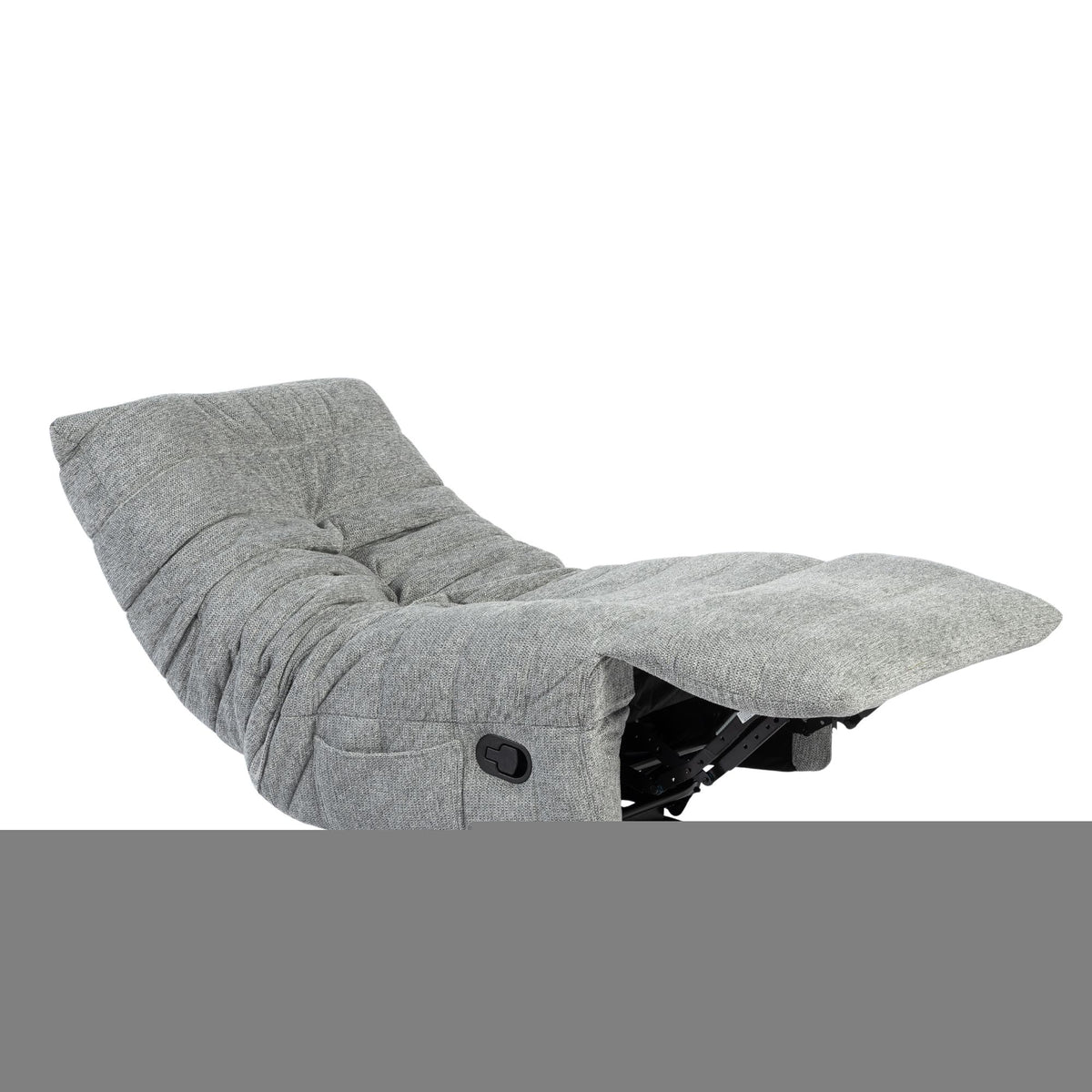 Grijze relaxfauteuil met voetensteun uitgeschoven, zwarte knop zichtbaar op arm.