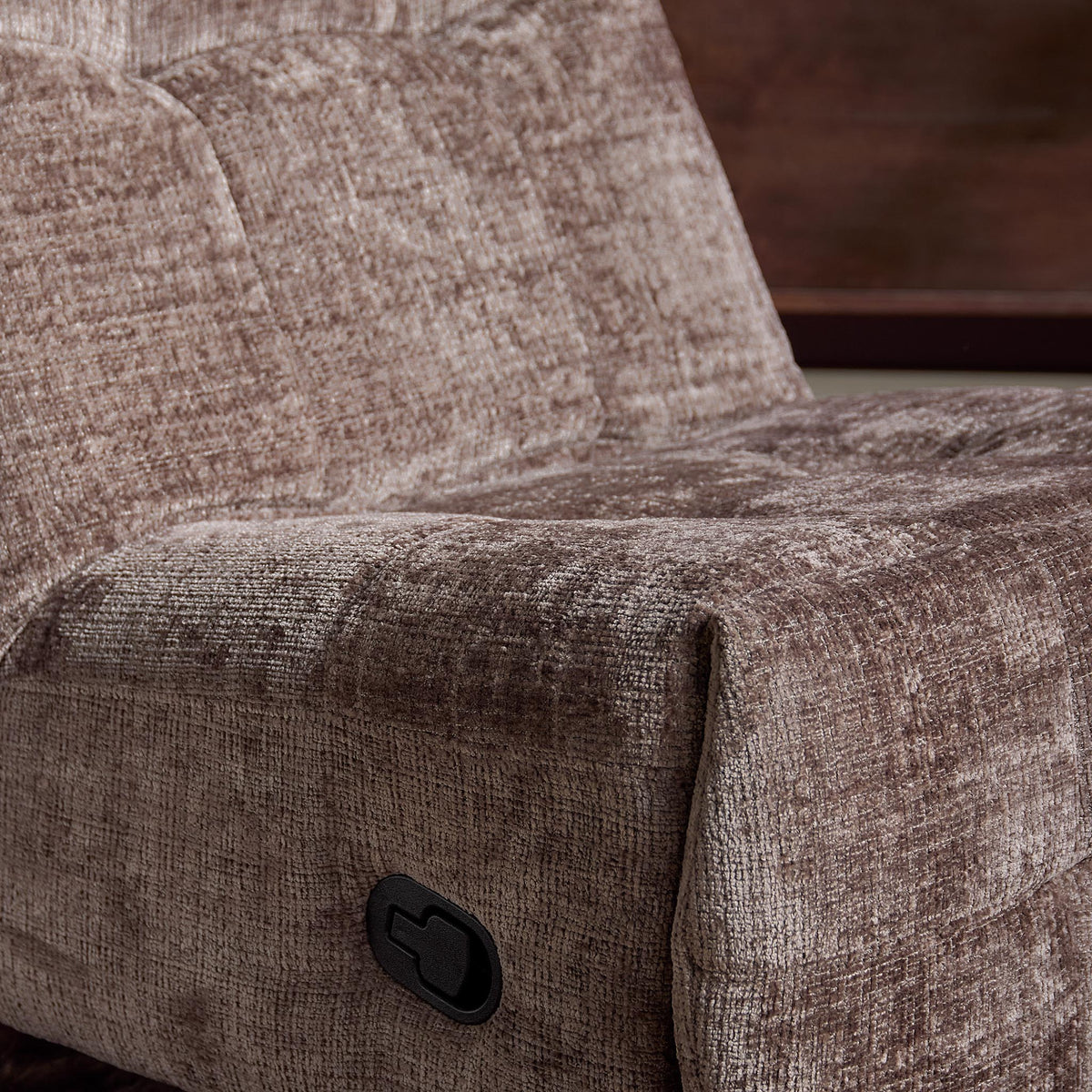 Relaxfauteuil Chill | Klei: close-up grijsbruine armleuning met zwarte bedienknop