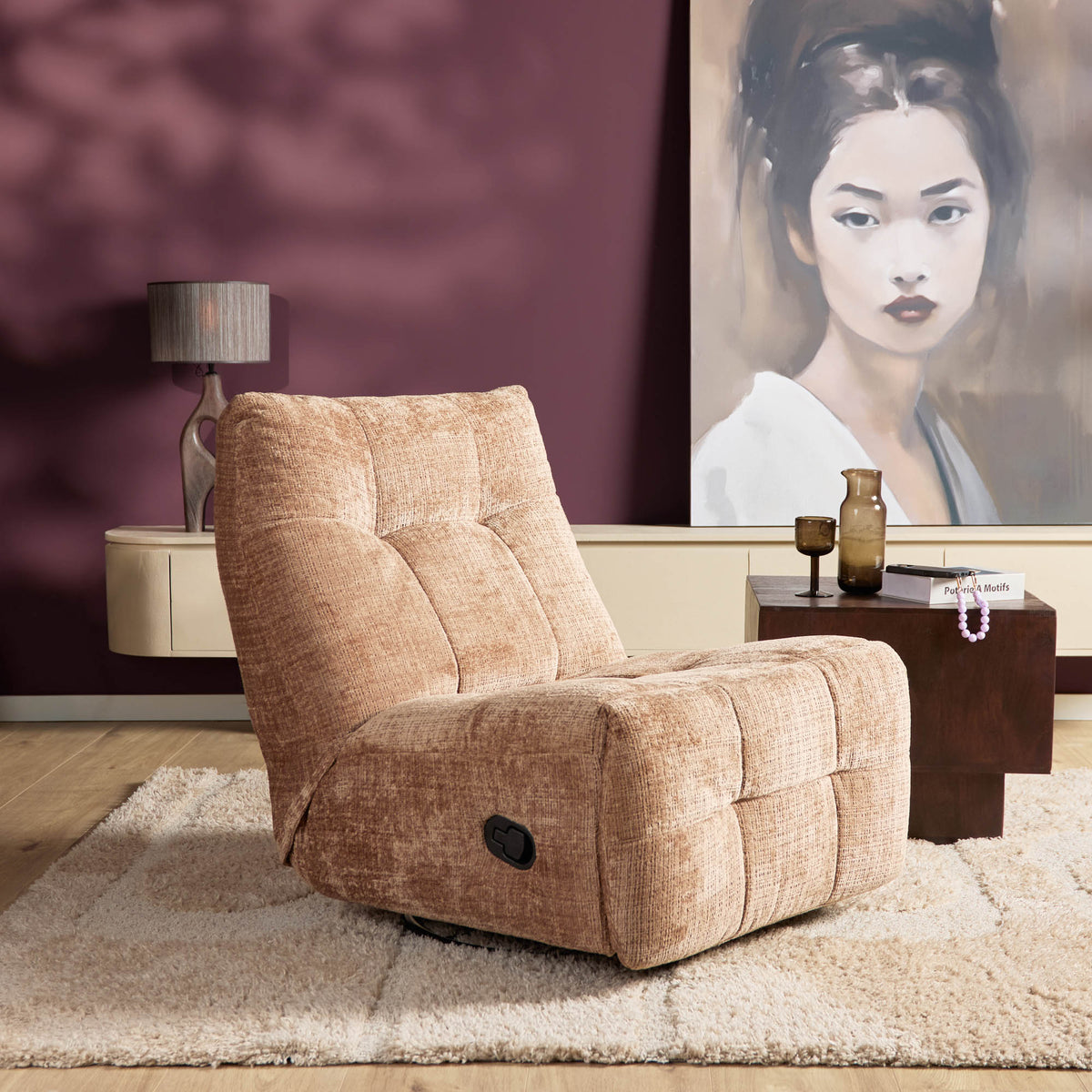 Kaneel relaxfauteuil met opklapbare voetensteun, bruin gestoffeerd en gevoerde armleuningen.