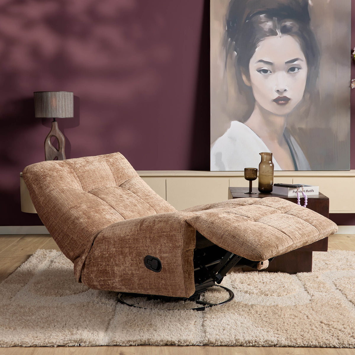 Bruine Kaneel relaxfauteuil in ontspannen stand, brede zitting met extra voetensteun.