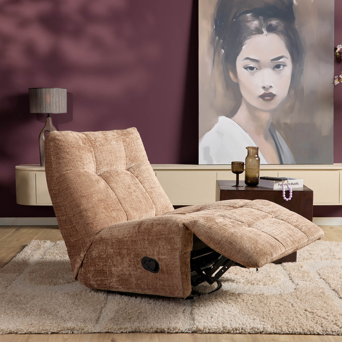 Kaneel relaxfauteuil met voetensteun uitgeschoven, bruin textiel en dikke rugkussen.